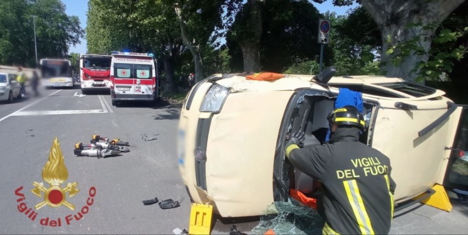 Incidente in viale Giulio Cesare a Novara: due auto tamponate e una ribaltata
