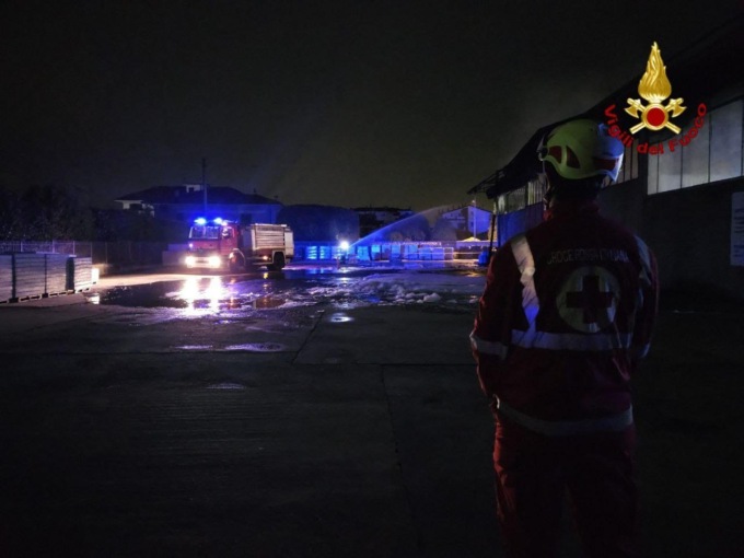 Capannone in fiamme a Borgomanero: il difficile intervento dei vigili del fuoco