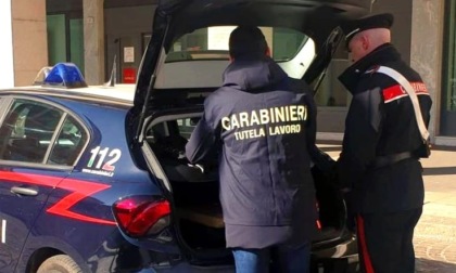 Controlli dei carabinieri in esercizi pubblici: un locale chiuso per lavoratori in nero