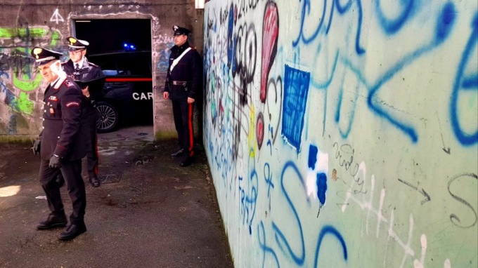 Imbratta con scritte e graffiti i muri di un parcheggio: 18enne denunciata