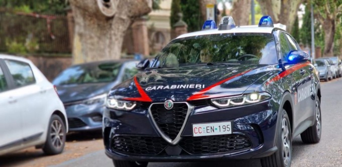 Importuna i clienti di un bar e si scaglia contro i carabinieri: arrestato