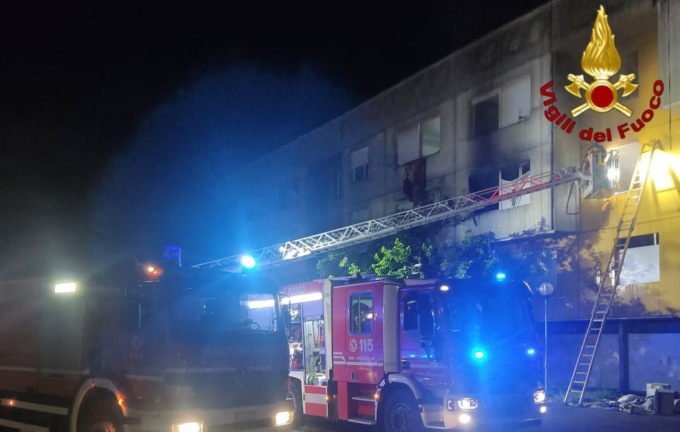 Incendio in un appartamento a Novara questa notte: l’intervento dei vigili del fuoco