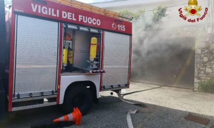 Incendio in un box a Oleggio Castello: l'intervento dei pompieri