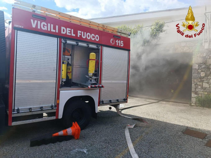 Incendio in un box a Oleggio Castello: l’intervento dei pompieri