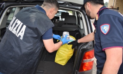 Polizia stradale Novara ferma un uomo per un controllo: a bordo 18 kg di hashish