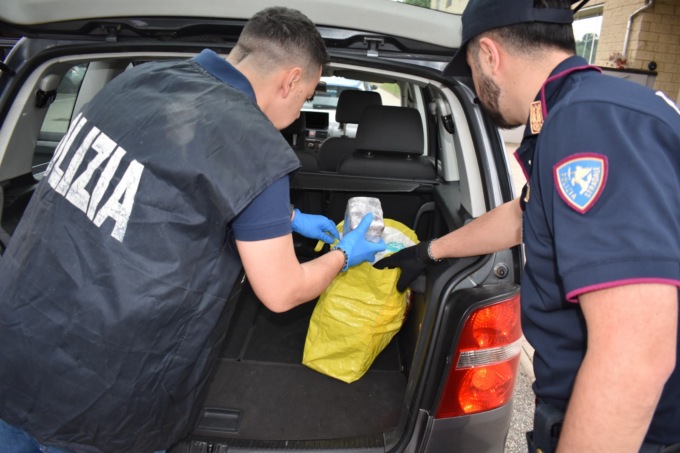 Polizia stradale Novara ferma un uomo per un controllo: a bordo 18 kg di hashish