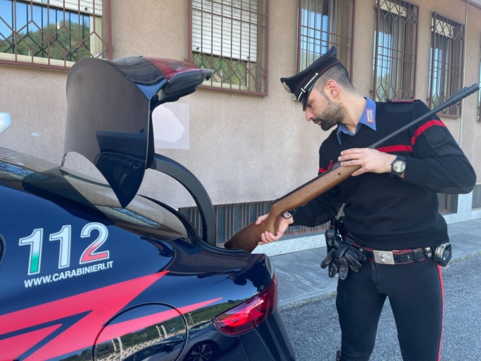 Litiga con il compagno e punta il fucile contro i carabinieri: arrestata
