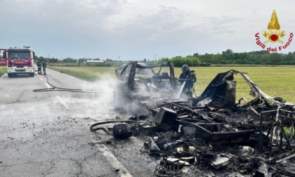 Camper distrutto dalle fiamme a Momo