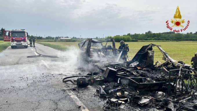Camper distrutto dalle fiamme a Momo
