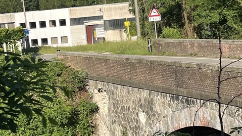 Ponte della ferrovia ammalorato: traffico a senso alternato a Comignago