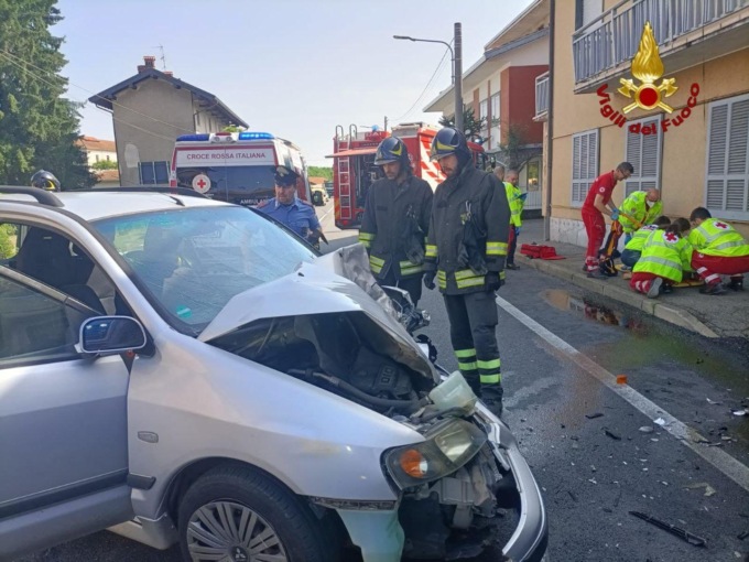 Incidente a Cureggio: si scontrano auto e furgone