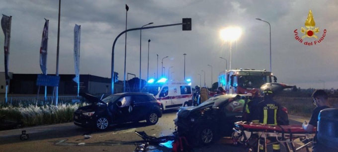 Incidente a Trecate: due ragazze incastrate nelle auto estratte dai vigili del fuoco