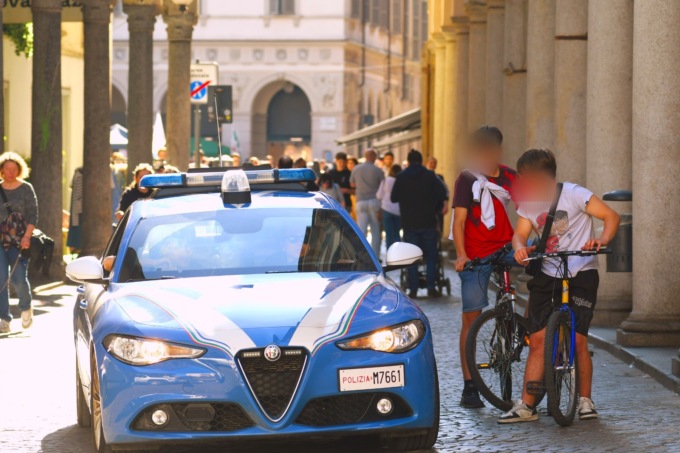Strappa il telefono di mano a una ragazza e scappa: arrestato dalla Polizia a Novara
