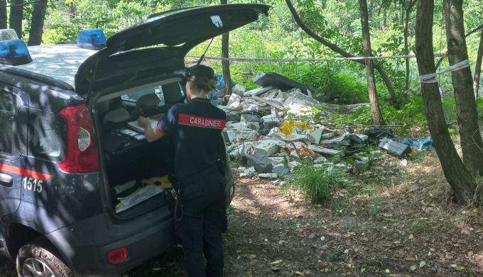 Rifiuti edili abbandonati nei boschi di Borgo Ticino: titolari d’impresa denunciati