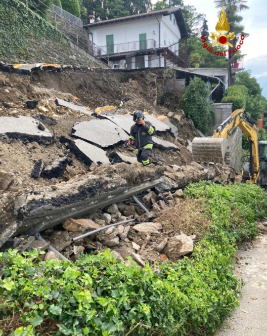 Crolla strada che si dirama su via Sempione a Baveno