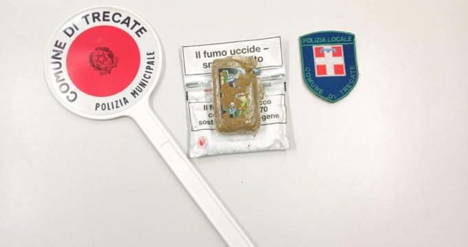 Molesta i clienti di un bar e aggredisce gli agenti: arrestato a Trecate