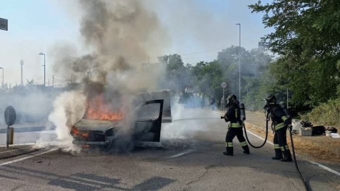 Furgone in fiamme in via delle Americhe a Novara