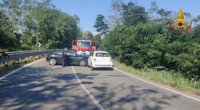 Incidente a Novara: tre auto coinvolte, una caduta in un fosso