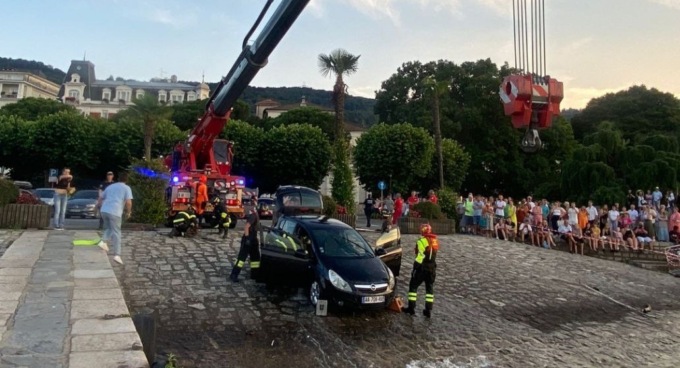 Auto finita nel lago a Stresa: recuperata dai vigili del fuoco