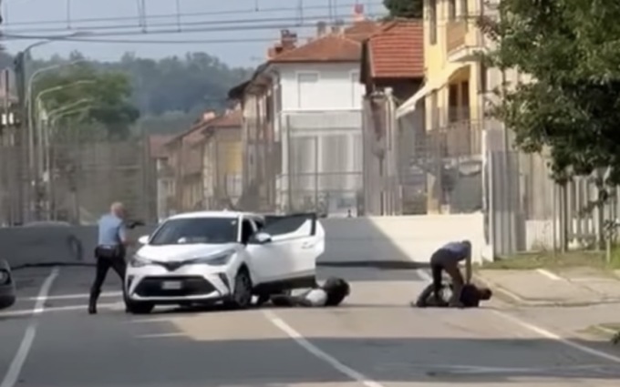 Borgomanero, scippano un’anziana e scappano dai carabinieri: il video dell’arresto