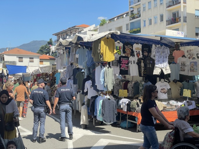 Mercati rionali: intensificati i controlli nel Vco con pattuglie appiedate