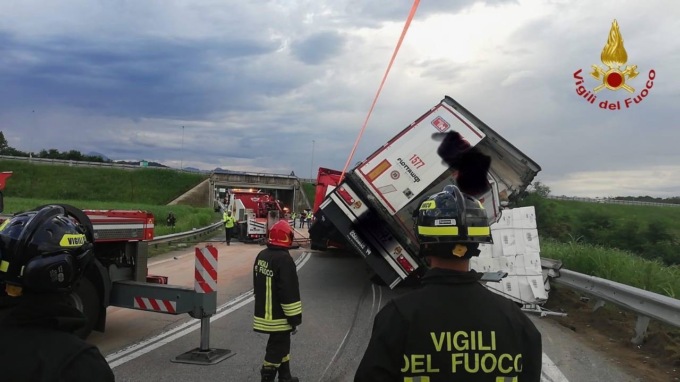 Incidente sulla A26 a Ghemme: mezzo ribaltato