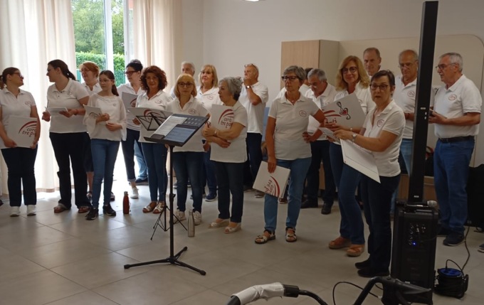 “La gioia del cantare”: alla Rsa di Borgo Ticino la musica è protagonista