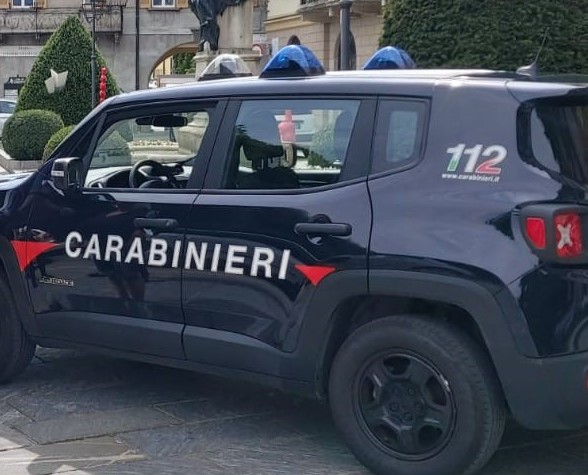 Si sdraia in mezzo alla strada poi insulta i carabinieri: denunciato
