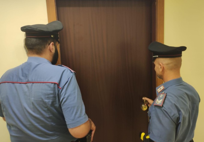 Aggredisce il coinquilino con un coltello e lo prende a bastonate: denunciato dai carabinieri