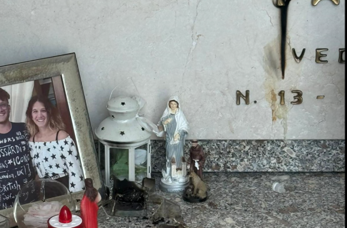 Vandali al cimitero di Casalbeltrame: colpita anche la tomba di Carlo e Veronica