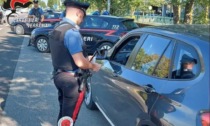 Bussa alla porta di un appartamento armato di coltello: denunciato