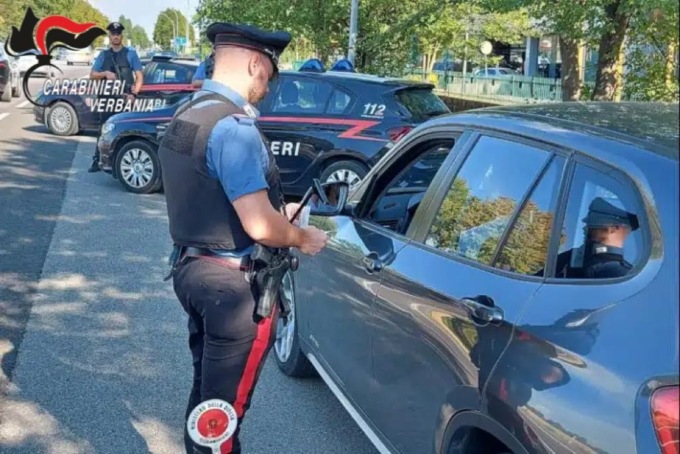 Bussa alla porta di un appartamento armato di coltello: denunciato