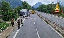 Vigili del fuoco in azione a Mergozzo per un autoarticolato uscito di strada