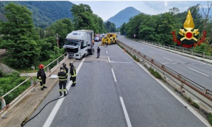 Vigili del fuoco in azione a Mergozzo per un autoarticolato uscito di strada