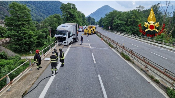 Vigili del fuoco in azione a Mergozzo per un autoarticolato uscito di strada