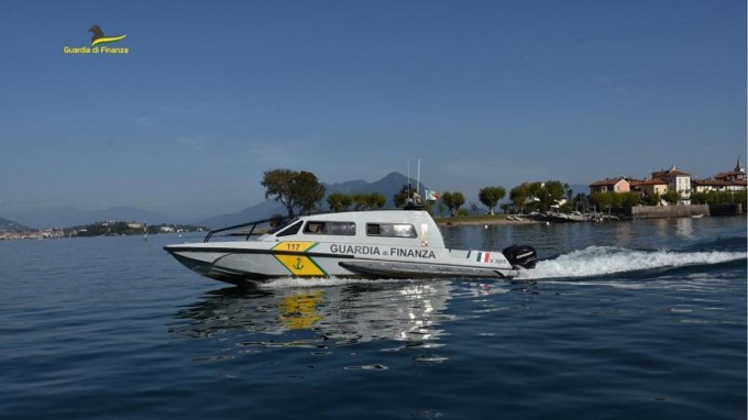Natante in avaria davanti a Verbania: 5 persone soccorse dalla Guardia di finanza