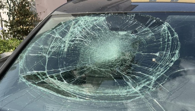 Raid vandalico in piazza San Graziano ad Arona: “Siamo disperati”