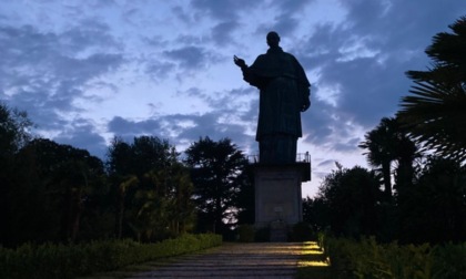 Il San Carlone apre alle visite serali: sabato 31 concerto dedicato a De André