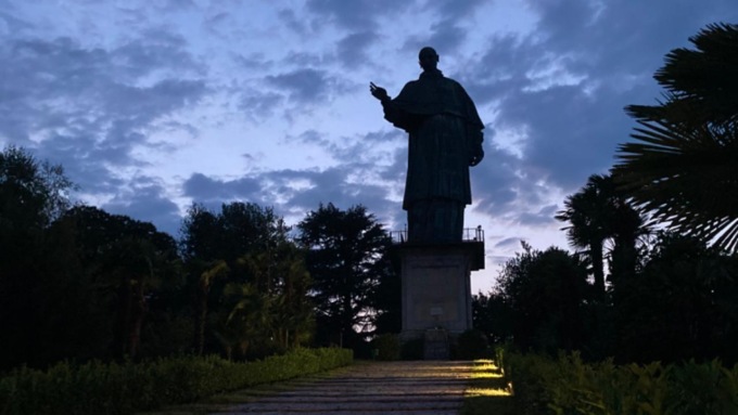 Il San Carlone apre alle visite serali: sabato 31 concerto dedicato a De André
