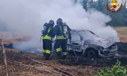 Auto in fiamme a Borgo Ticino