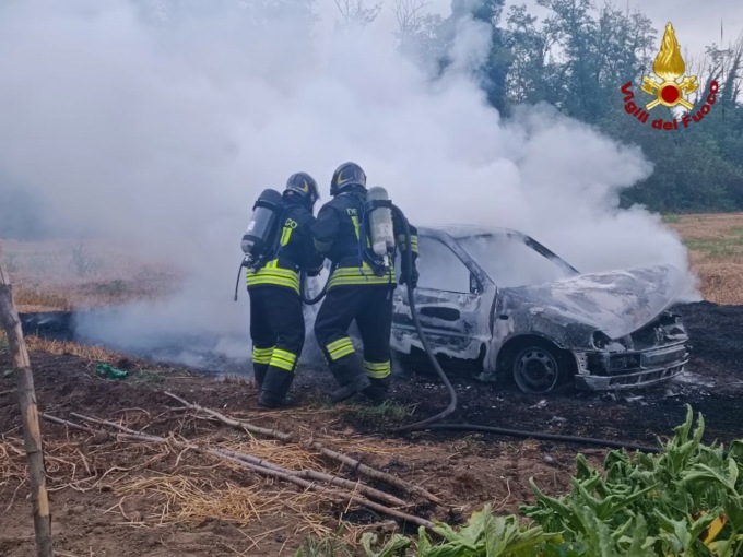 Auto in fiamme a Borgo Ticino