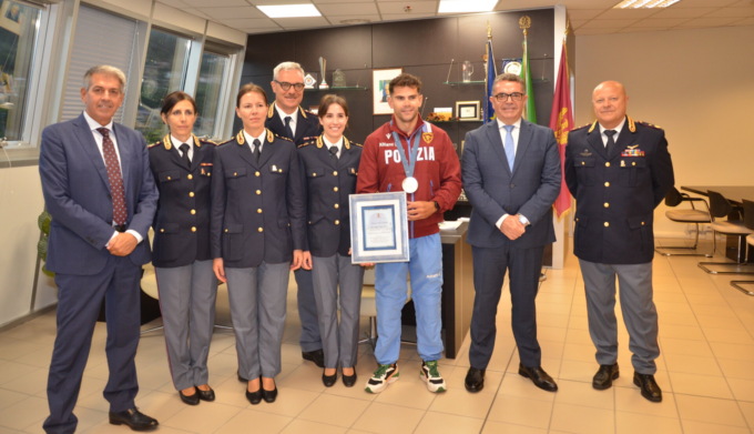 Il campione Olimpico verbanese Carlo Tacchini riceve una targa dal Questore del Vco