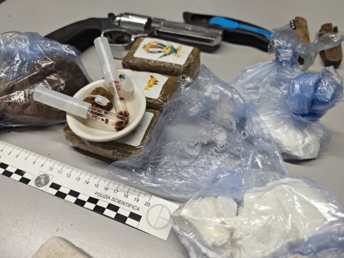 Un “bazar” della droga nei boschi di Fontaneto: arrestate due persone