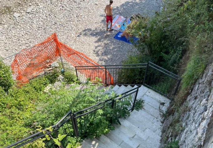 Arona, l’ex sindaco Monti: “Perché lasciare così la spiaggia delle Rocchette?”