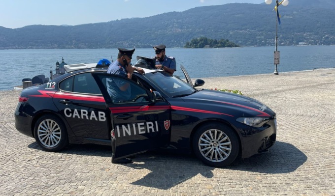 Rubano borsa a un’anziana e speronano l’auto della polizia: arrestati