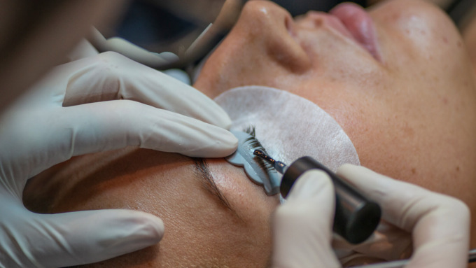 Lavoro nel settore beauty: scopri le opportunità che può offrirti un corso di laminazione delle ciglia