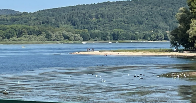 Arona, divieto di balneazione a Punta Vevera: “I cartelli non bastano”