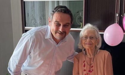 Novara, auguri a Carmela, 102 anni: anche stavolta ha battuto il sindaco a carte