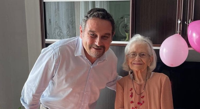 Novara, auguri a Carmela, 102 anni: anche stavolta ha battuto il sindaco a carte