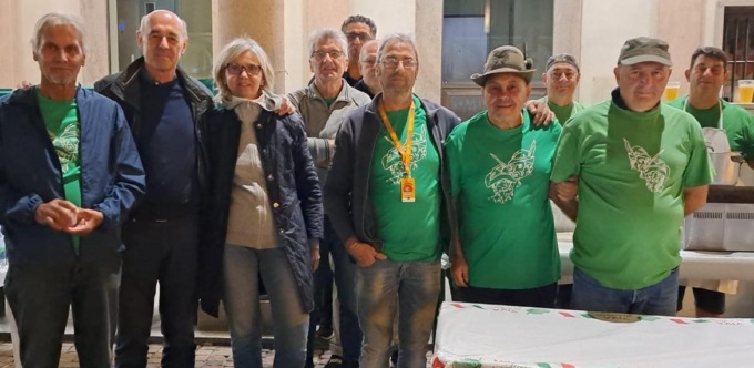 “Accordi d’autore” a Trecate: numerosi partecipanti alla serata dedicata ai Pink Floyd